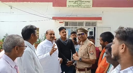 Kanpur Villagers submitted a memorandum to the state president of SP Yuvajan Sabha demanding to stop incidents