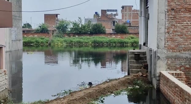 Kanpur Ganga water level decreased by five centimetres in 24 hours  many families living on roofs