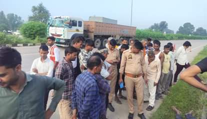 घटनास्थल पर जांच करती पुलिस