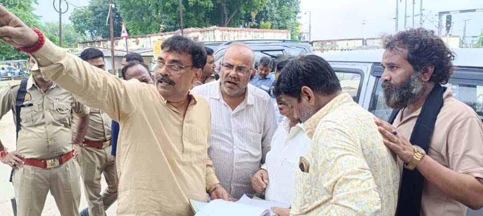 Kanpur Efforts to build a new Ganga bridge are in full swing MLA meets owners of houses falling in the area