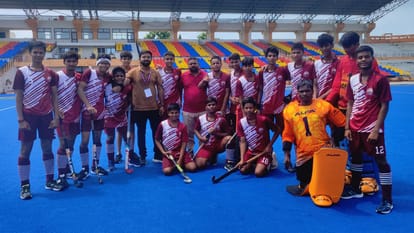 Hockey 1500 school players from 18 divisions play basketball for six days on two playgrounds