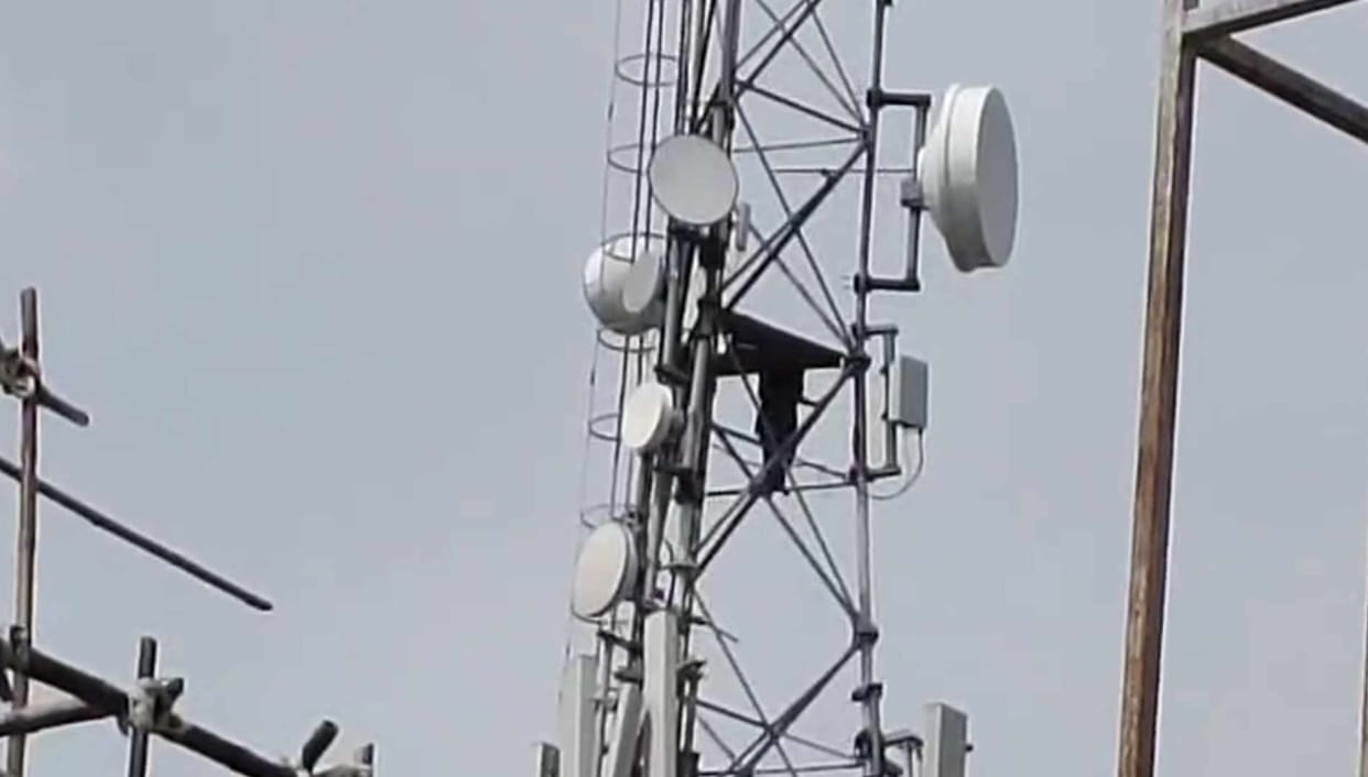 woman took a dramatic step after going to her in-laws' house, climbed a tower and threatened to commit suicide