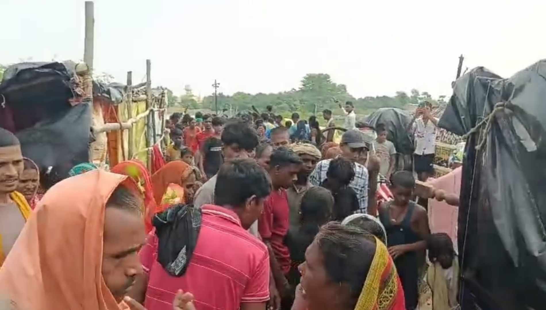 मौके पर मौजूद लोग