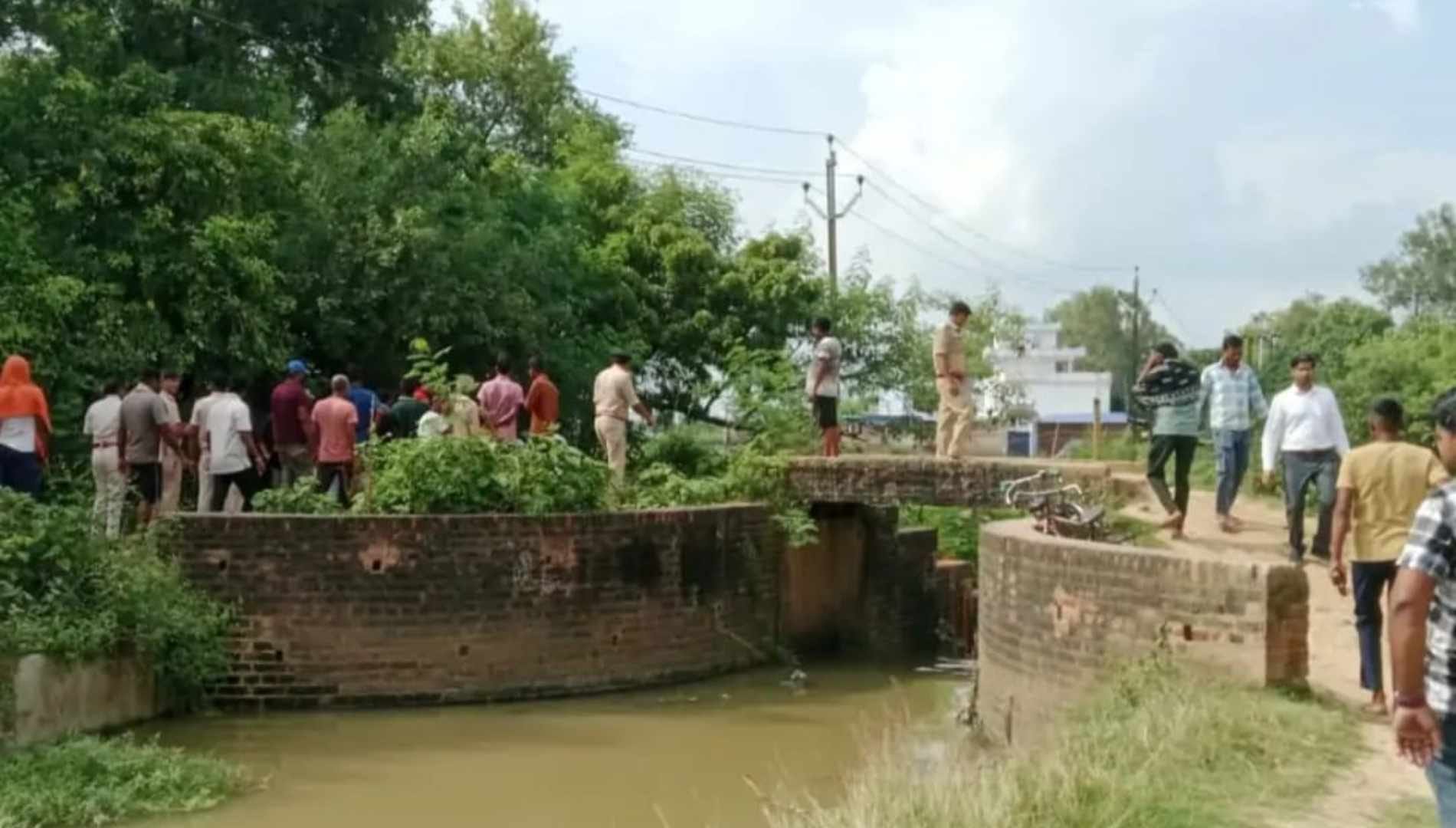 मौके पर मौजूद लोग