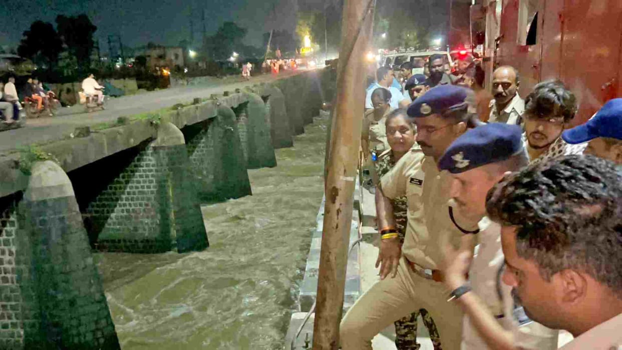 Ujjain News: Uncontrolled car fell into Shipra river during Ganesh immersion