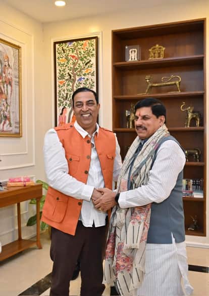 मुख्यमंत्री डॉ. मोहन यादव से भोपाल स्थित समत्व भवन में शिष्टाचार भेंट करते अभिनेता विंदु दारा सिंह।