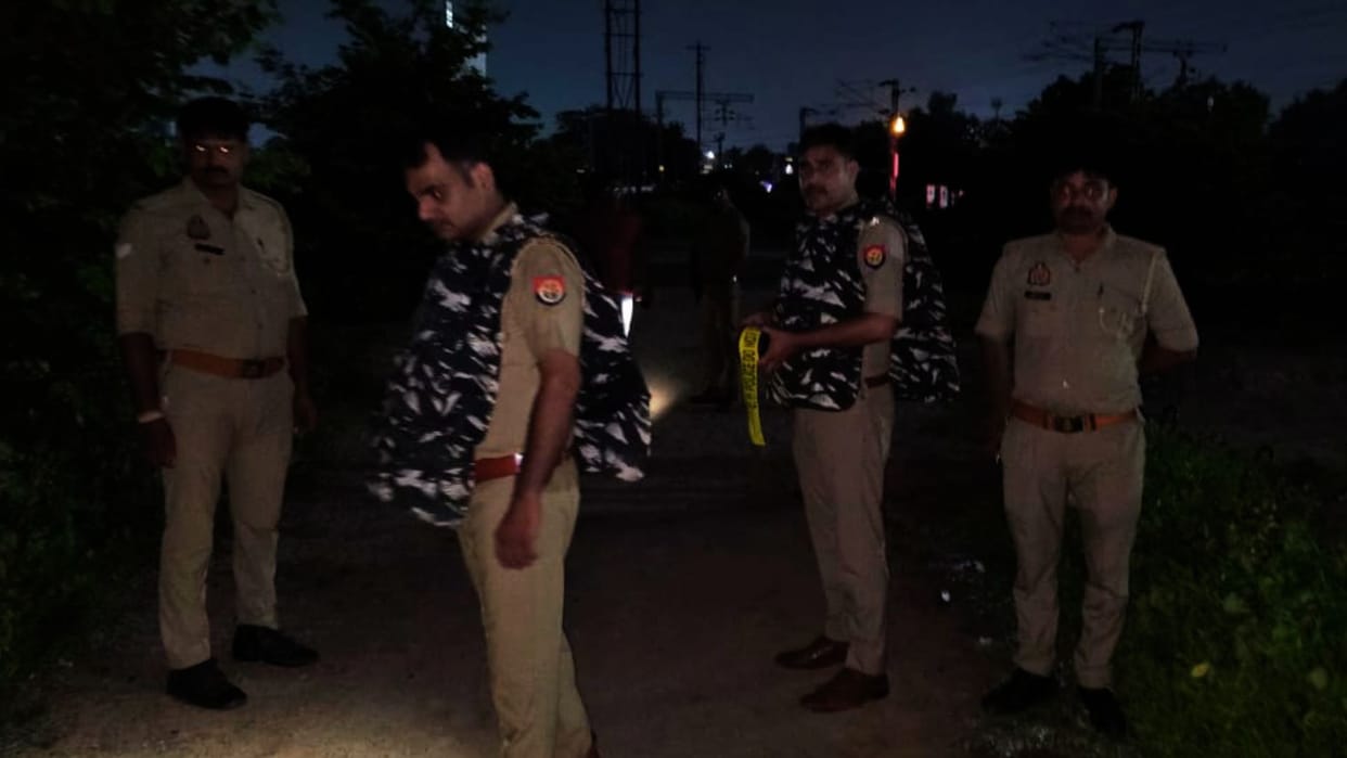 Encounter in Varanasi Vehicle thief caught running away after firing at police carrying bounty of 25 thousand