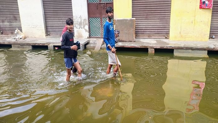 मथुरा में बाढ़: डूबे घाट...काॅलोनियां हुईं जलमग्न, 36 गांव बन गए टापू; बर्बादी देख किसान की हार्ट अटैक से माैत Mathura flooded due to rising water level of Yamuna