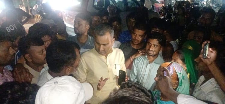 Bihar News: बाजार में आग के बाद अब रोजी-रोटी पर संकट, पीड़ितों से मिलने पहुंचे विधायक; लोगों ने किया विरोध