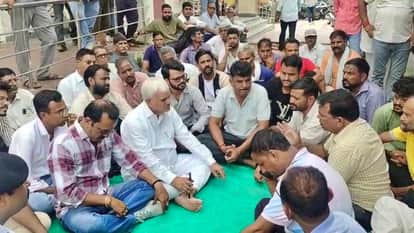 Nagaur News: Youth dies due to electric shock from road light pole, family stage dharna demanding compensation