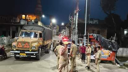 नैनी में गणेश प्रतिमा विसर्जन के दौरान बवाल के बाद तैनात पुलिस फोर्स।