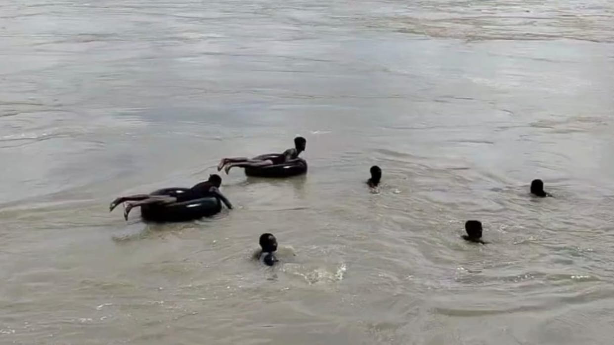 Jhansi: After immersion, the young man who went to take bath with his brother was swept away in the strong cur