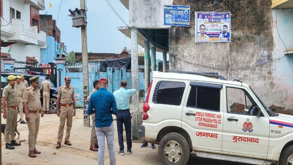 Moradabad Crime News: Raid in search of accused of stone pelting and firing, wife beaten publicly with a shove