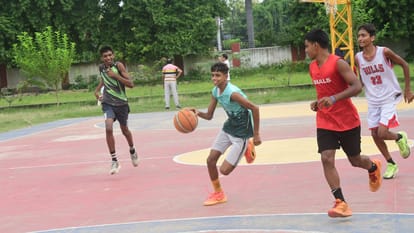 Hockey 1500 school players from 18 divisions play basketball for six days on two playgrounds