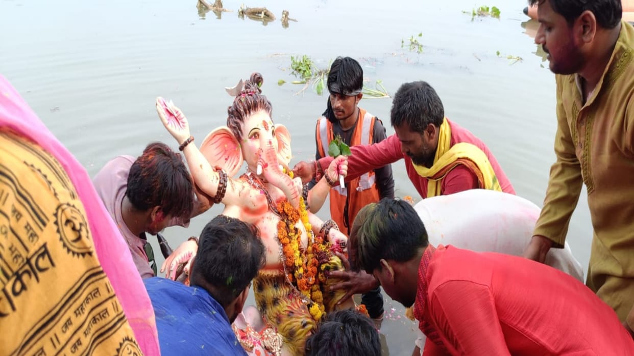Prayagraj News: Immersion of Ganpati idols was done with great pomp, devotees arrived throwing abir gulal