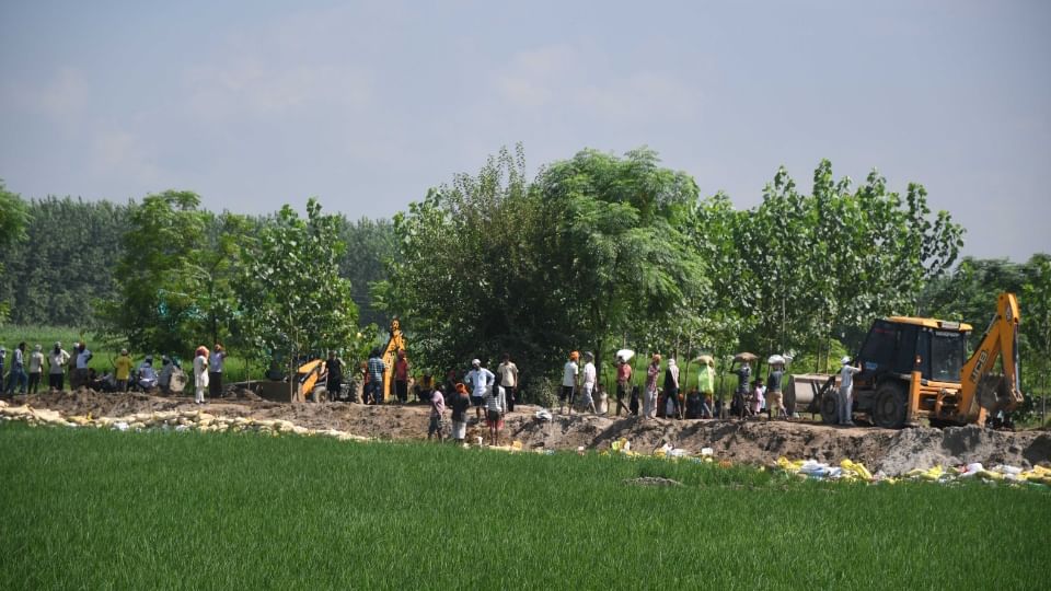 Punjab Floods News Dhussi dam broke in Ludhiana village Sasrali, water of Sutlej river entered area