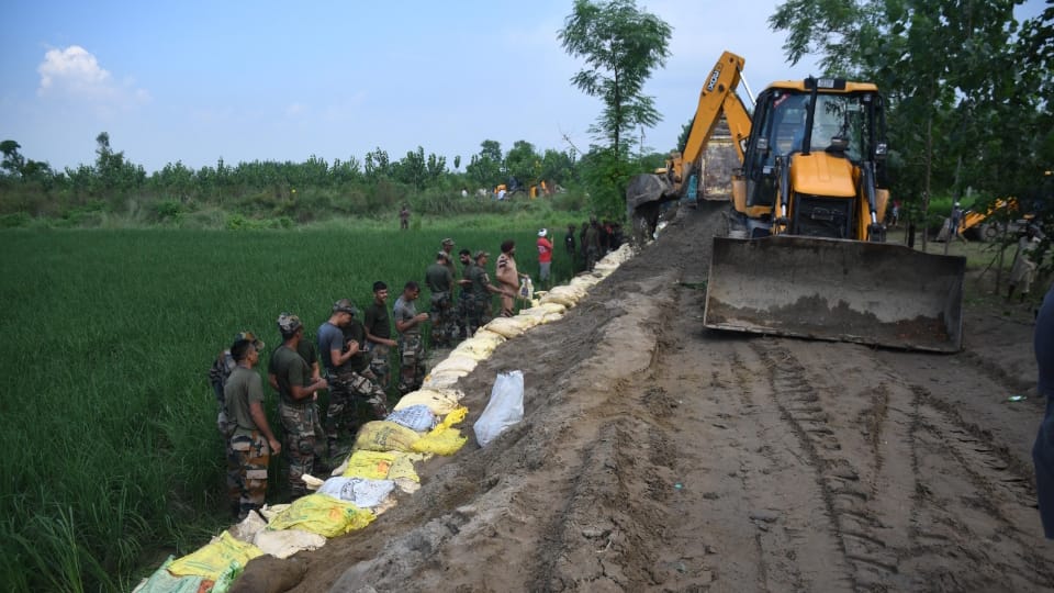 Punjab Floods News Dhussi dam broke in Ludhiana village Sasrali, water of Sutlej river entered area