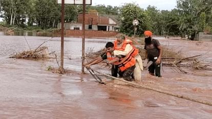 Punjab Floods: लुधियाना के गांव ससराली में धुस्सी बांध टूटा, बाढ़ से 1.72 हेक्टेयर फसल बर्बाद, 45 लोगों की मौत Punjab Floods News Dhussi dam broke in Ludhiana village Sasrali, water of Sutlej river entered area
