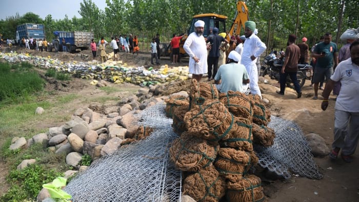 Punjab Floods News Dhussi dam broke in Ludhiana village Sasrali, water of Sutlej river entered area
