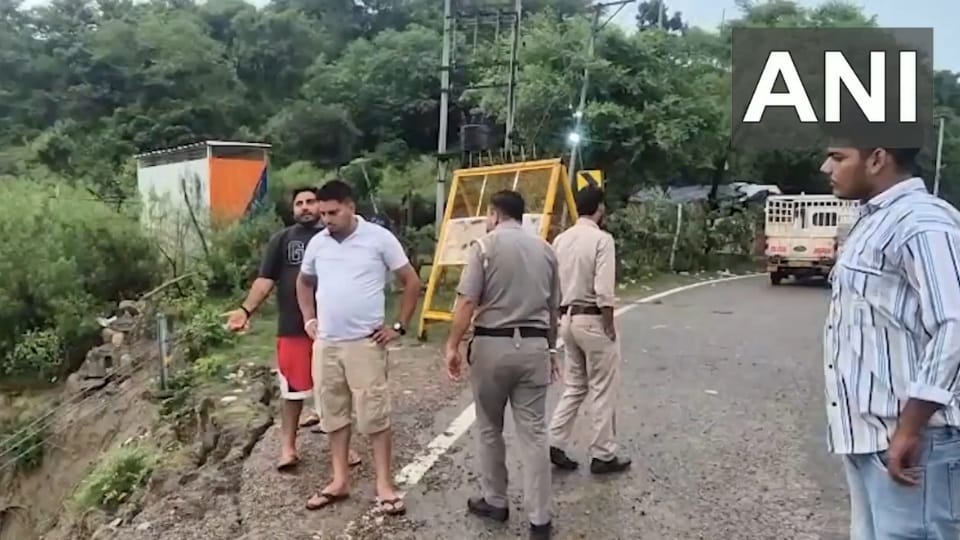 ambulance fell into ditch near Manguwal barrier on Chintpurni road in Hoshiarpur