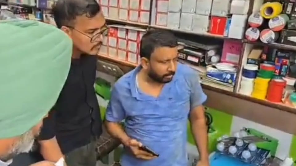 Bathinda shopkeeper robbery pointing pistol