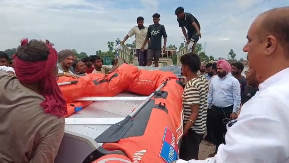 Salman Khan came forward to help Punjab sent two boats will adopt many villages of Hussainiwala border