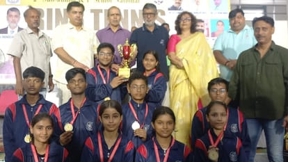 Hockey 1500 school players from 18 divisions play basketball for six days on two playgrounds