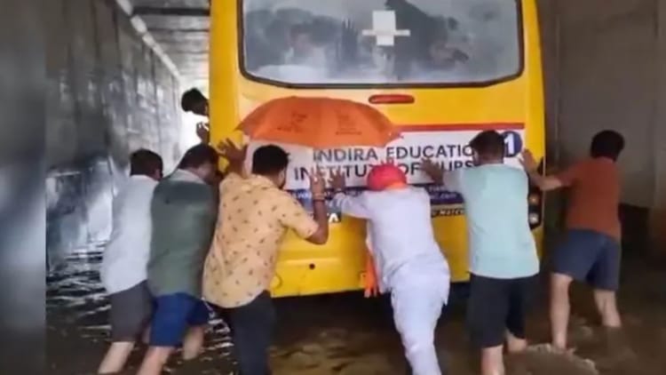 Udaipur News: भाजपा विधायक ने ग्रामीणों के साथ मिलकर कॉलेज बस को लगाया धक्का, अंडरपास पर भरे पानी में फंसी बस