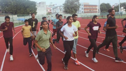 Hockey 1500 school players from 18 divisions play basketball for six days on two playgrounds