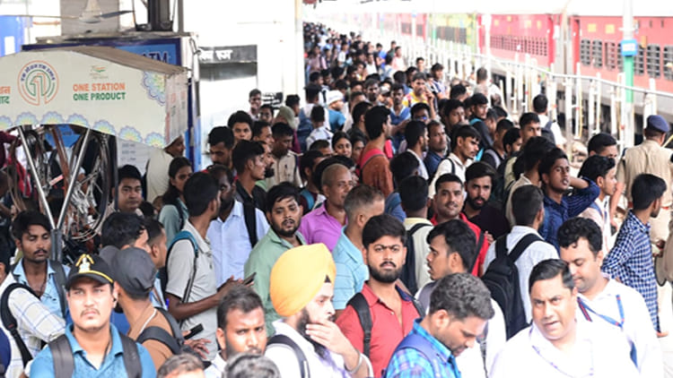 Kanpur: सेंट्रल स्टेशन पर उमड़े 65 हजार परीक्षार्थी, दौड़ाईं 14 स्पेशल ट्रेनें