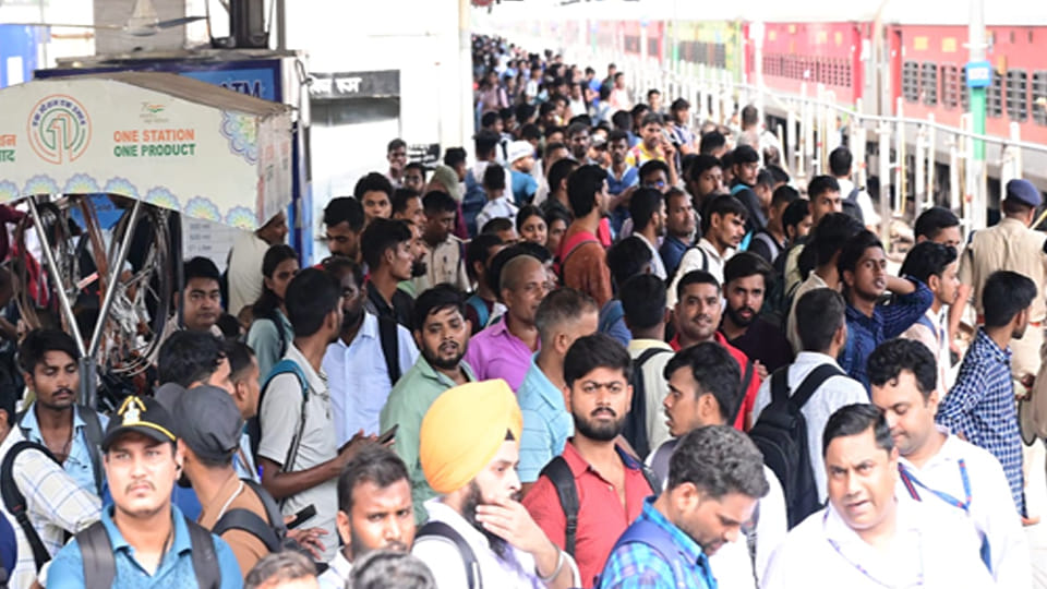 Kanpur: Coaches filled with candidates on platform with reserved tickets
