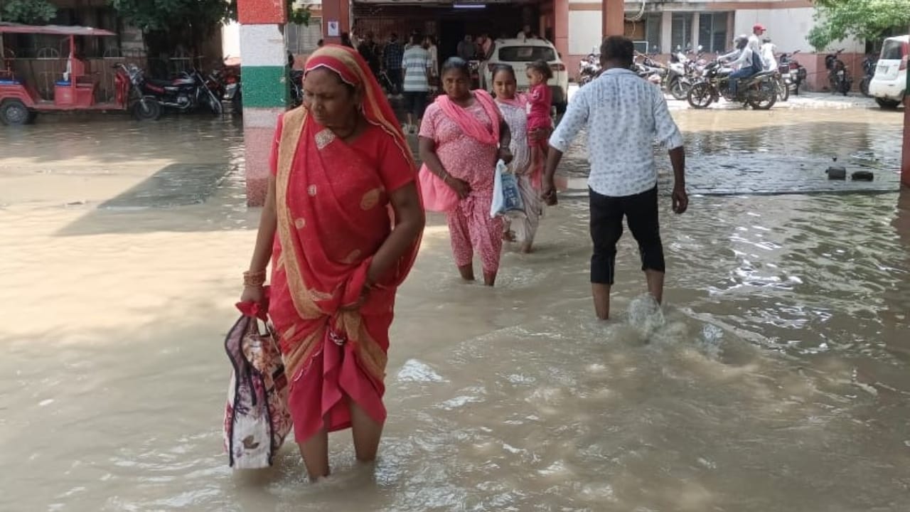 Flood hits Shahjahanpur Government Medical College and two feet of water on Lucknow-Delhi highway