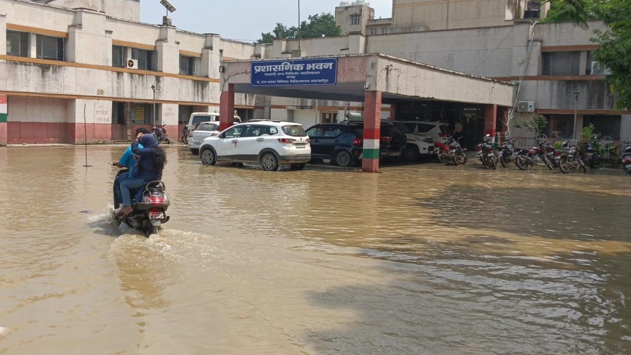 Flood hits Shahjahanpur Government Medical College and two feet of water on Lucknow-Delhi highway