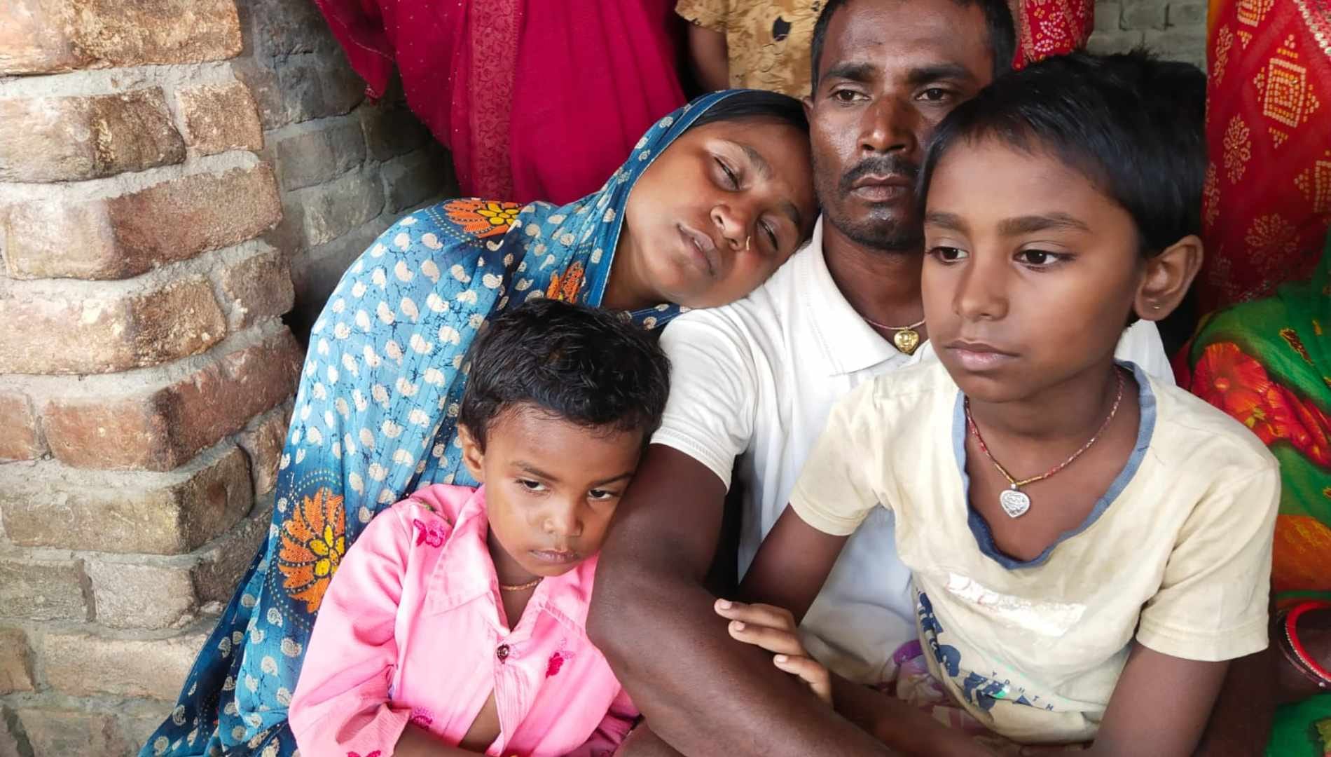 शोकाकुल परिजन