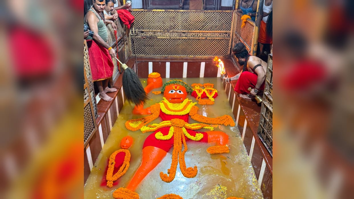 Prayagraj News Mother Ganga gave Amrit bath to Hanumanji for the fifth time