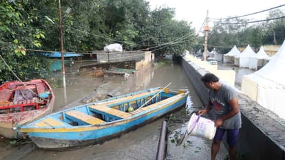 Delhi Flood News Yamuna falls below  206-47 metres in Delhi