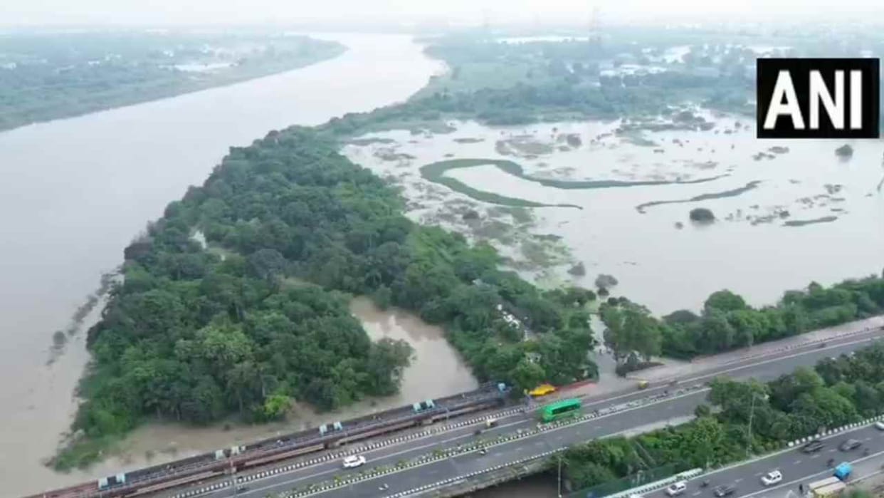 Delhi Flood News Yamuna falls below  206-47 metres in Delhi