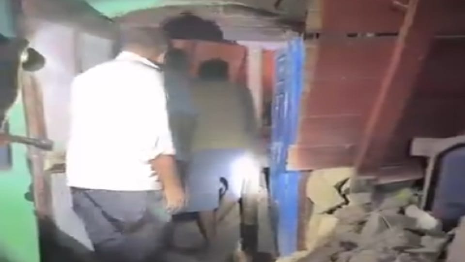 Hamirpur: A kutcha house collapsed in Tillu of Tipper Panchayat