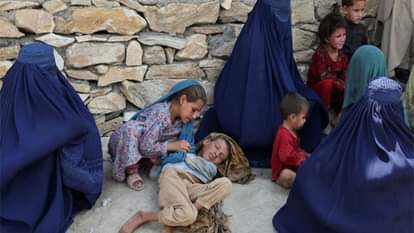 अफगानिस्तान में भूकंप के बाद आस में बैठी महिलाएं