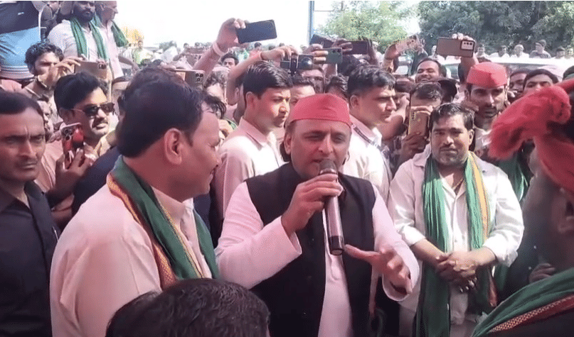 Former CM Akhilesh Yadav reached the protest site against LDA in Para Lucknow.