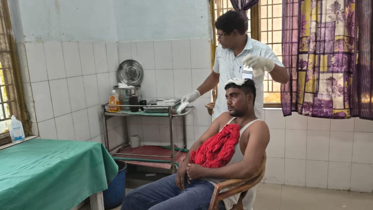 Jhansi: Electricity department employee beaten up, bike also damaged, police got him admitted