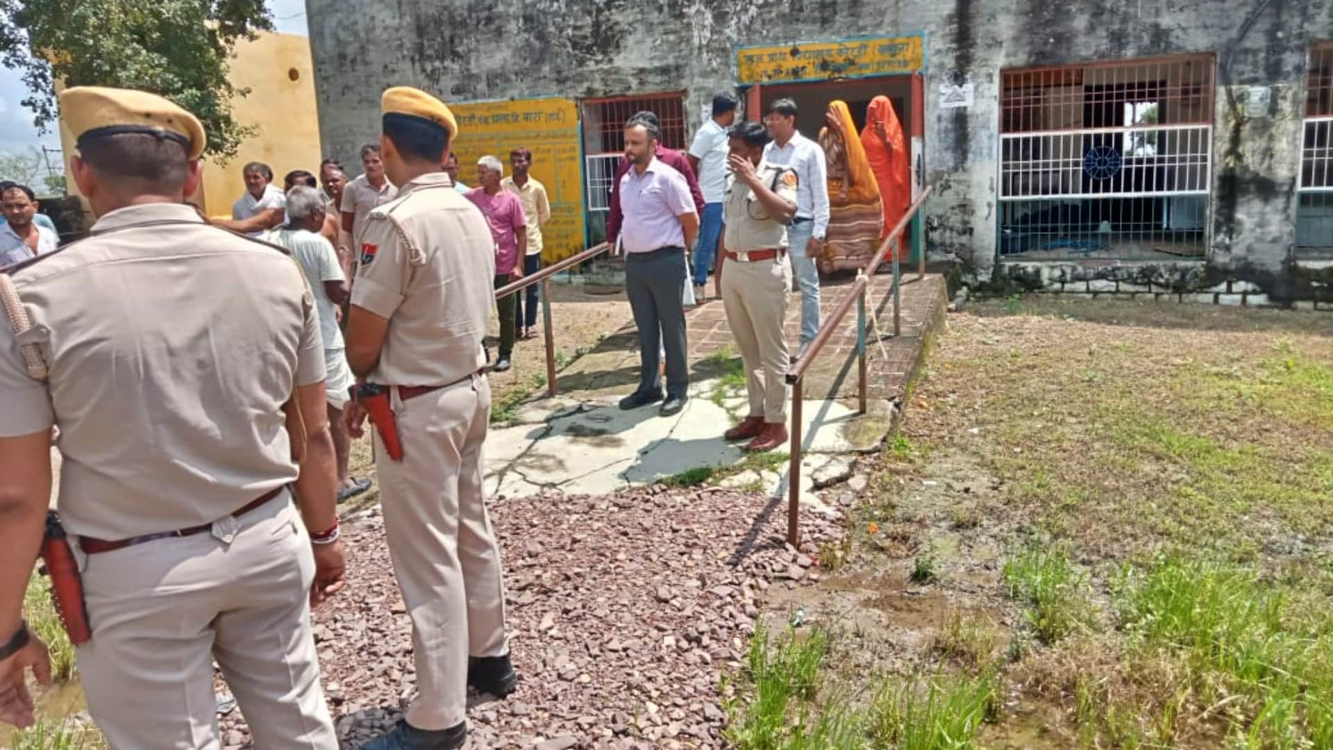 जिला अधिकारी ने किया मतदान केंद्रों का निरीक्षण