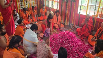 Special rituals on the fourth death anniversary of Mahant Narendra Giri, saints and devotees took Mahaprasad