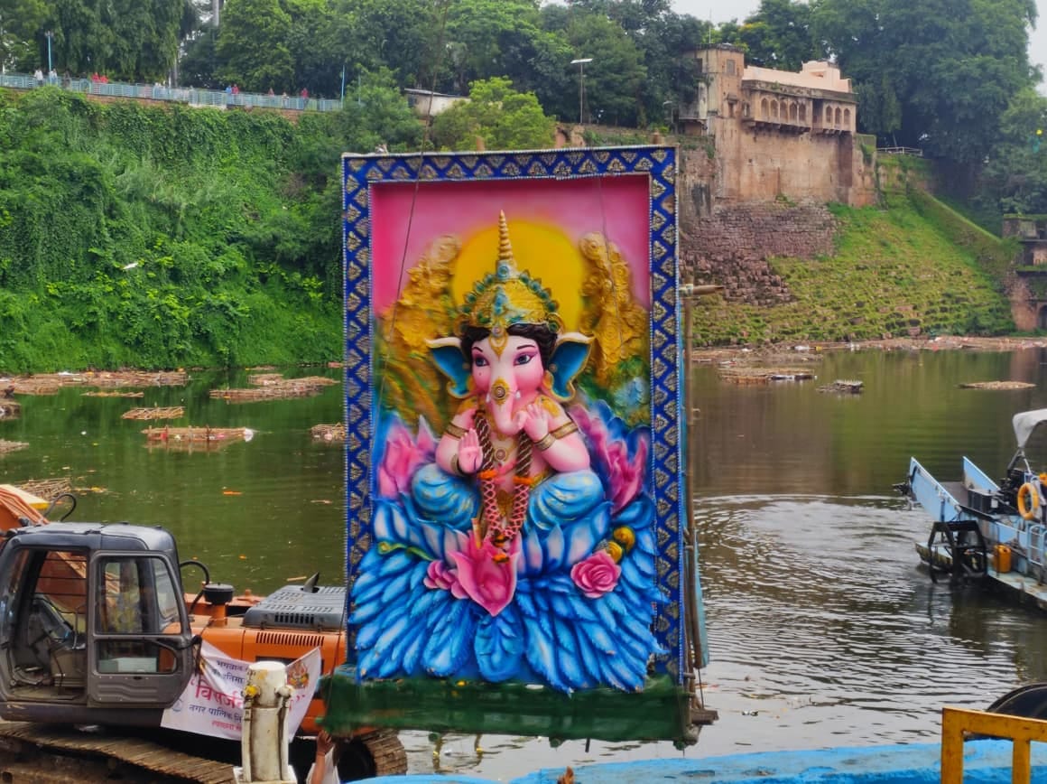 Bhopal: Ganesh idols are being immersed in Bhopal even today, thousands of quintals of worship material collec
