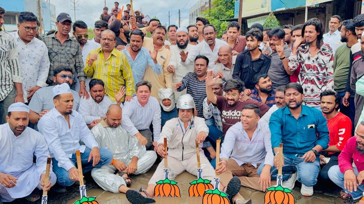 Bhopal: Congress leader wearing astronaut's dress entered the pits in Bhopal, planted BJP flag in the mud