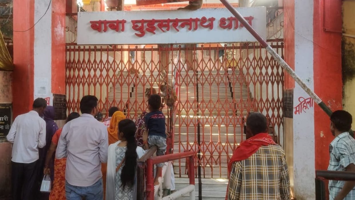 The doors of the temples were closed before the Jhoojoop Chha Sutak period, Jagran was held in homes during th