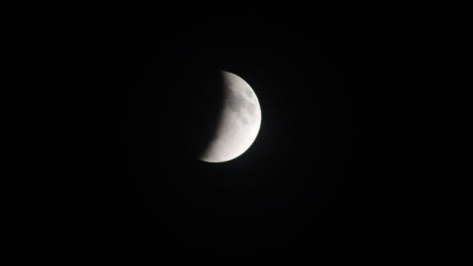 Kanpur: Temples were closed from 12 noon, people saw the blood moon