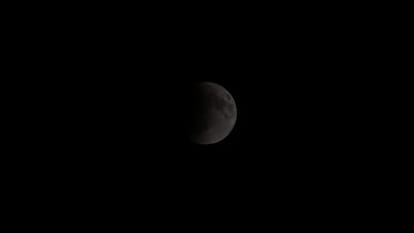 Kanpur: Temples were closed from 12 noon, people saw the blood moon