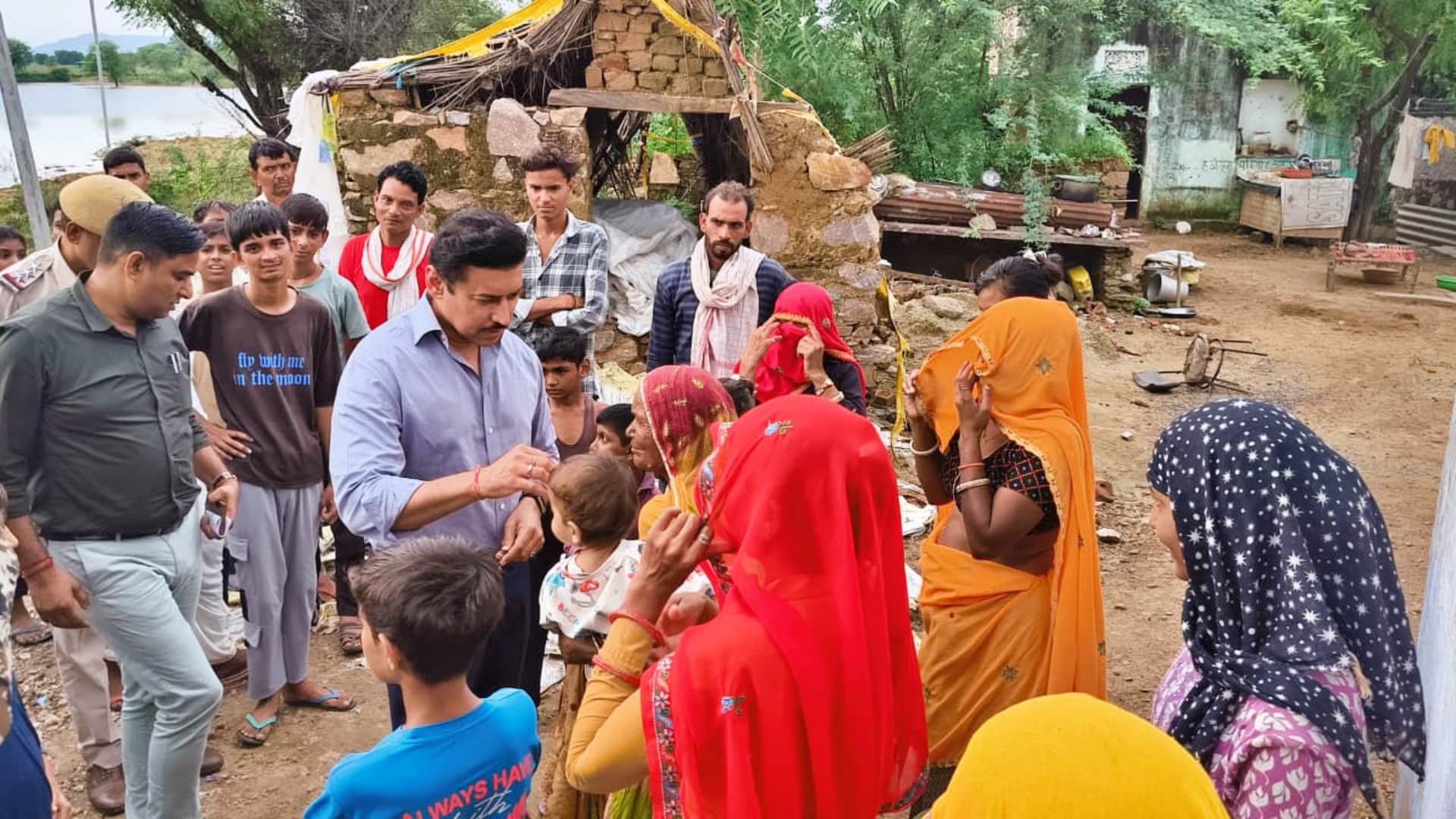 प्रभारी मंत्री राज्यवर्धन सिंह राठौड़ अतिवृष्टि प्रभावित लोगों से संवाद करते हुए