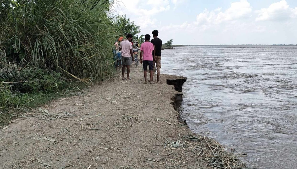 Gandak river wreaks havoc in Bettiah, hundreds of people homeless, villagers themselves breaking houses